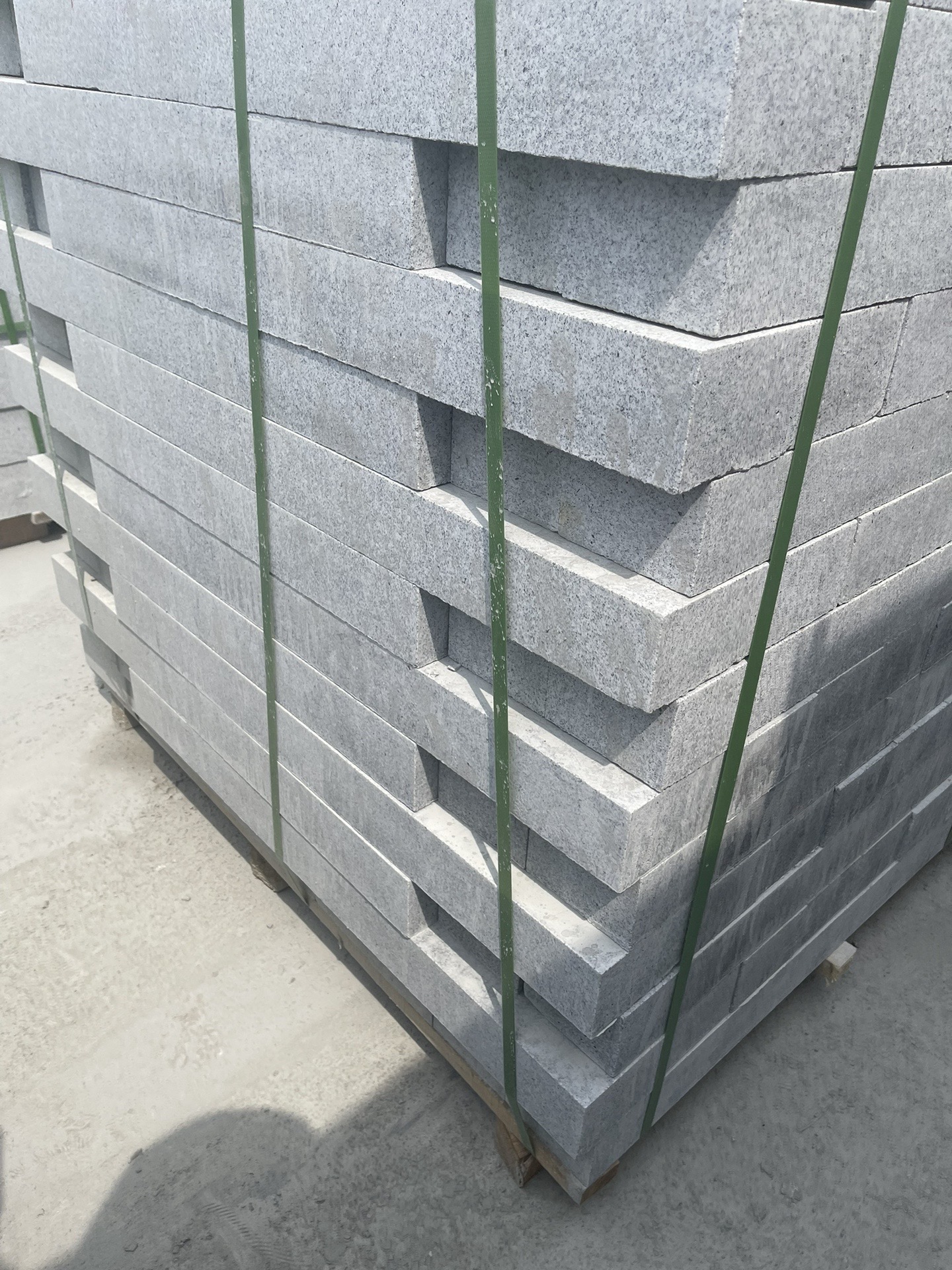 地面鋪裝芝麻灰花崗巖火燒板防滑性能與維護(hù)